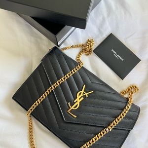 SAINT LAURENT CASSANDRE MATELASSÉ CHAIN WALLET IN GRAIN DE POUDRE